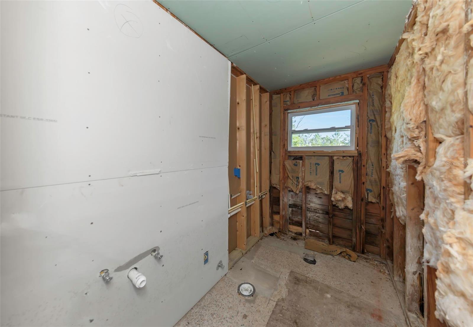 Image 15 of 45 For 1820 Sutherland Drive W