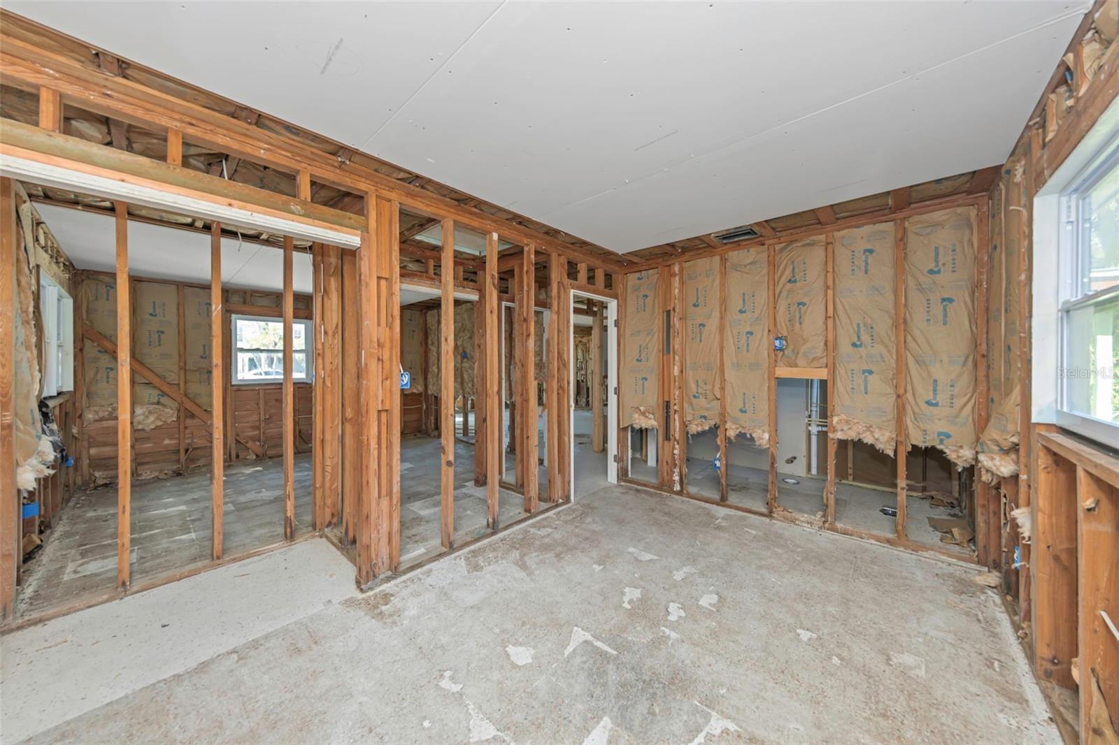 Image 19 of 45 For 1820 Sutherland Drive W