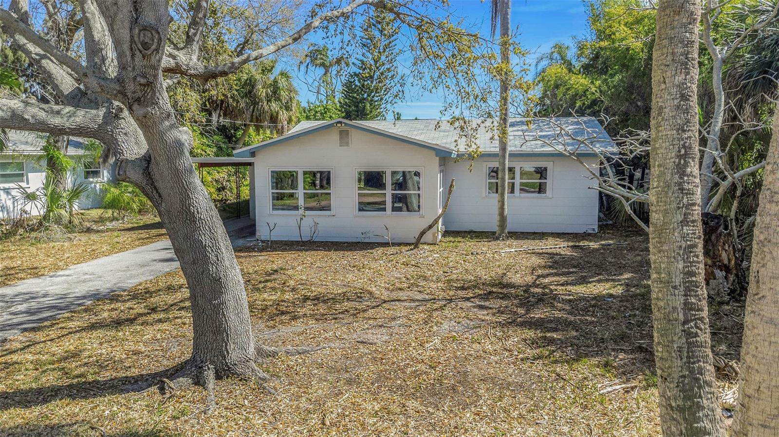 Image 2 of 45 For 1820 Sutherland Drive W