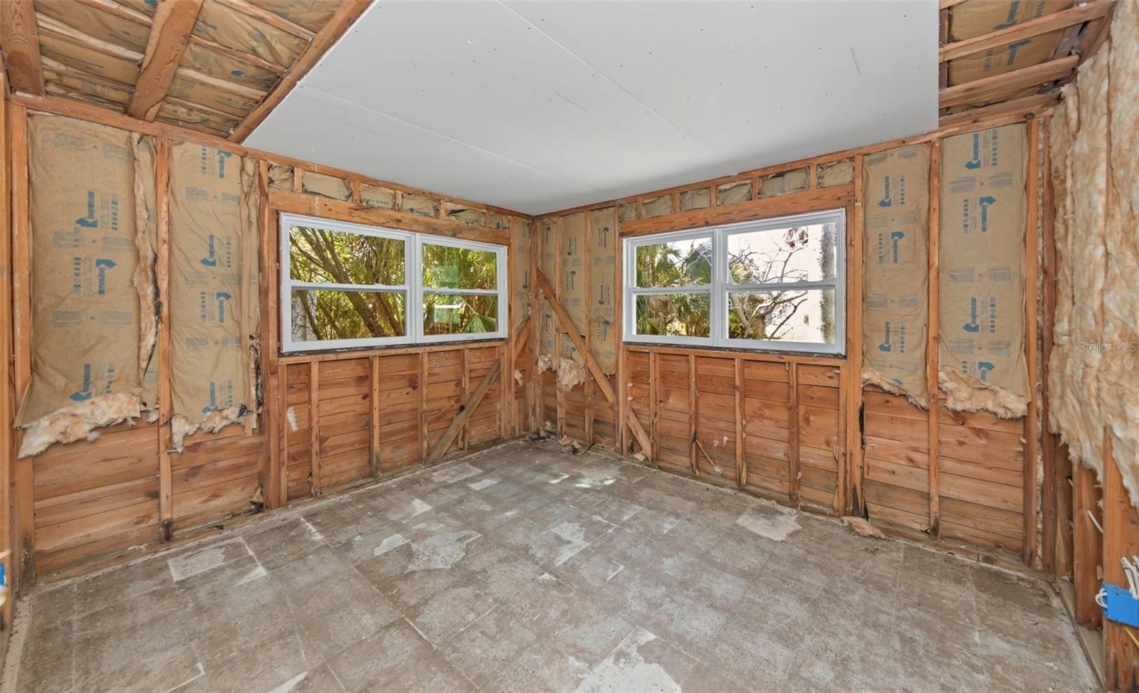 Image 20 of 45 For 1820 Sutherland Drive W