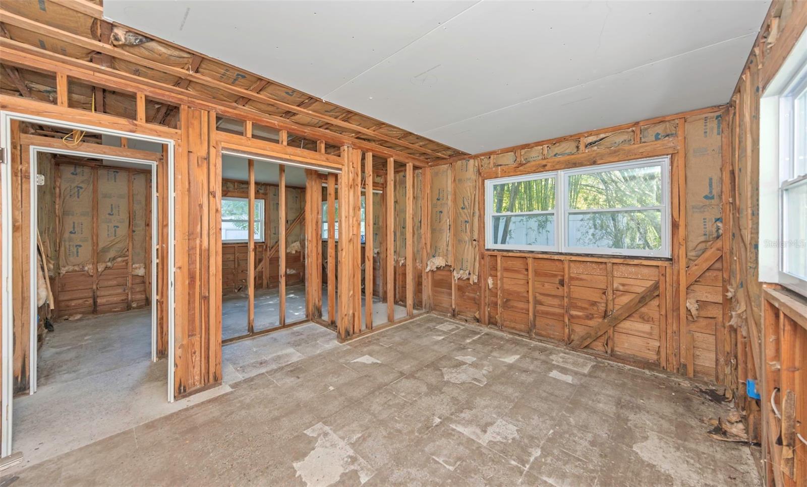 Image 21 of 45 For 1820 Sutherland Drive W