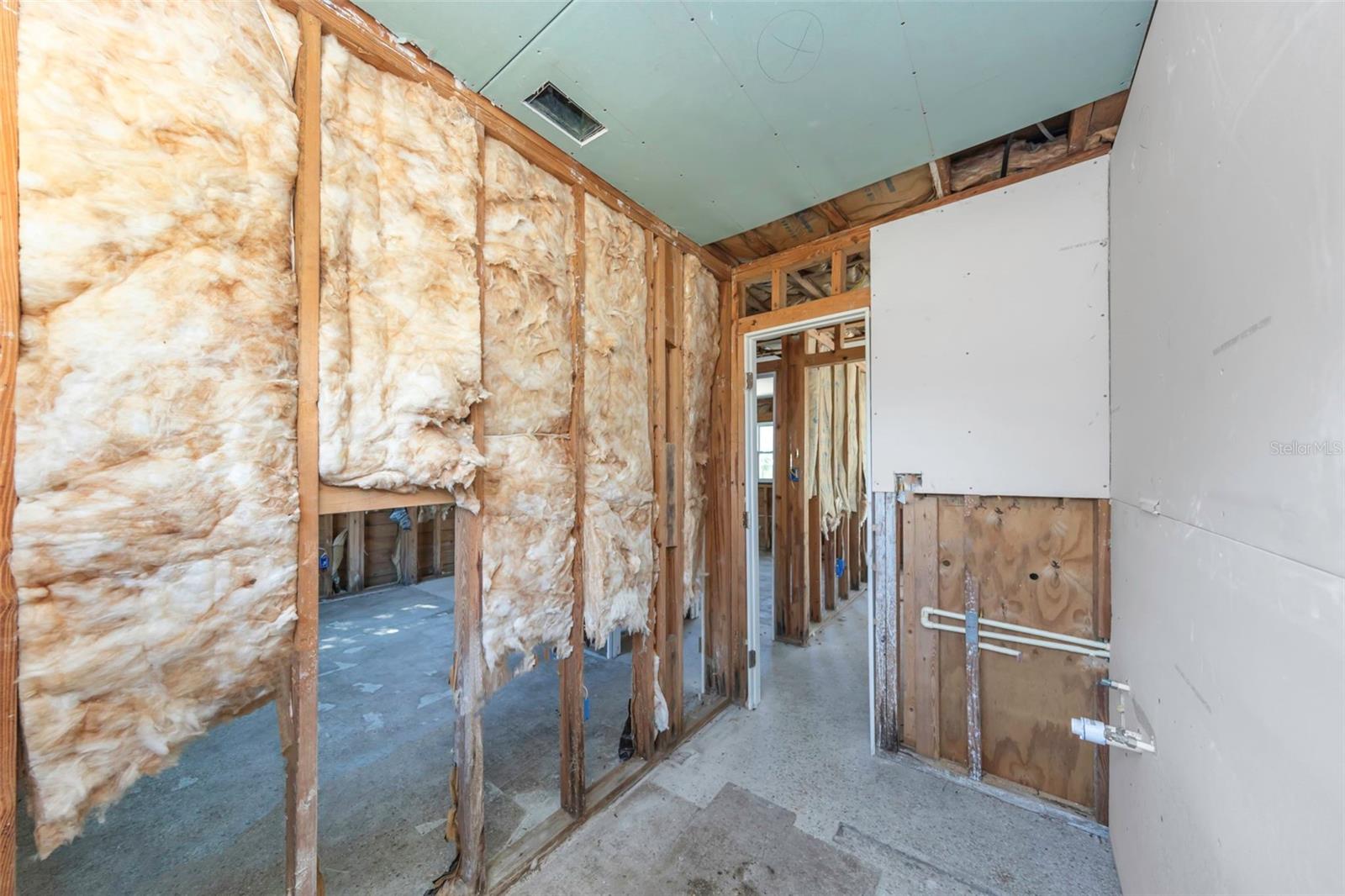 Image 24 of 45 For 1820 Sutherland Drive W