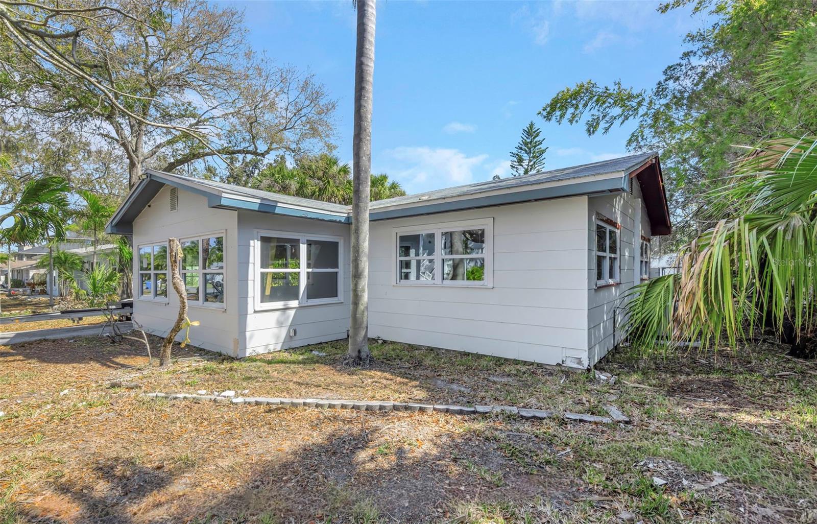 Image 4 of 45 For 1820 Sutherland Drive W