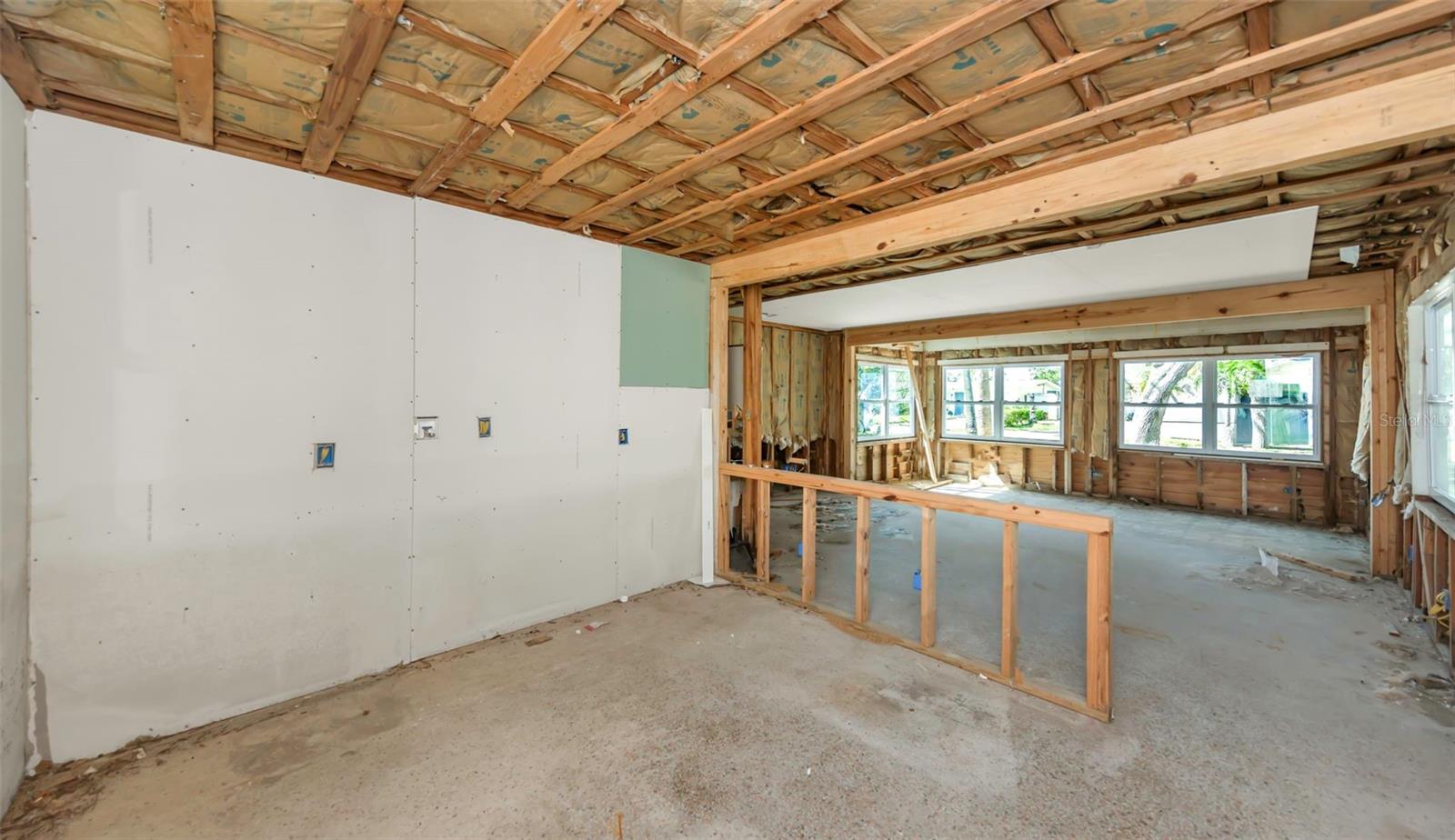 Image 5 of 45 For 1820 Sutherland Drive W