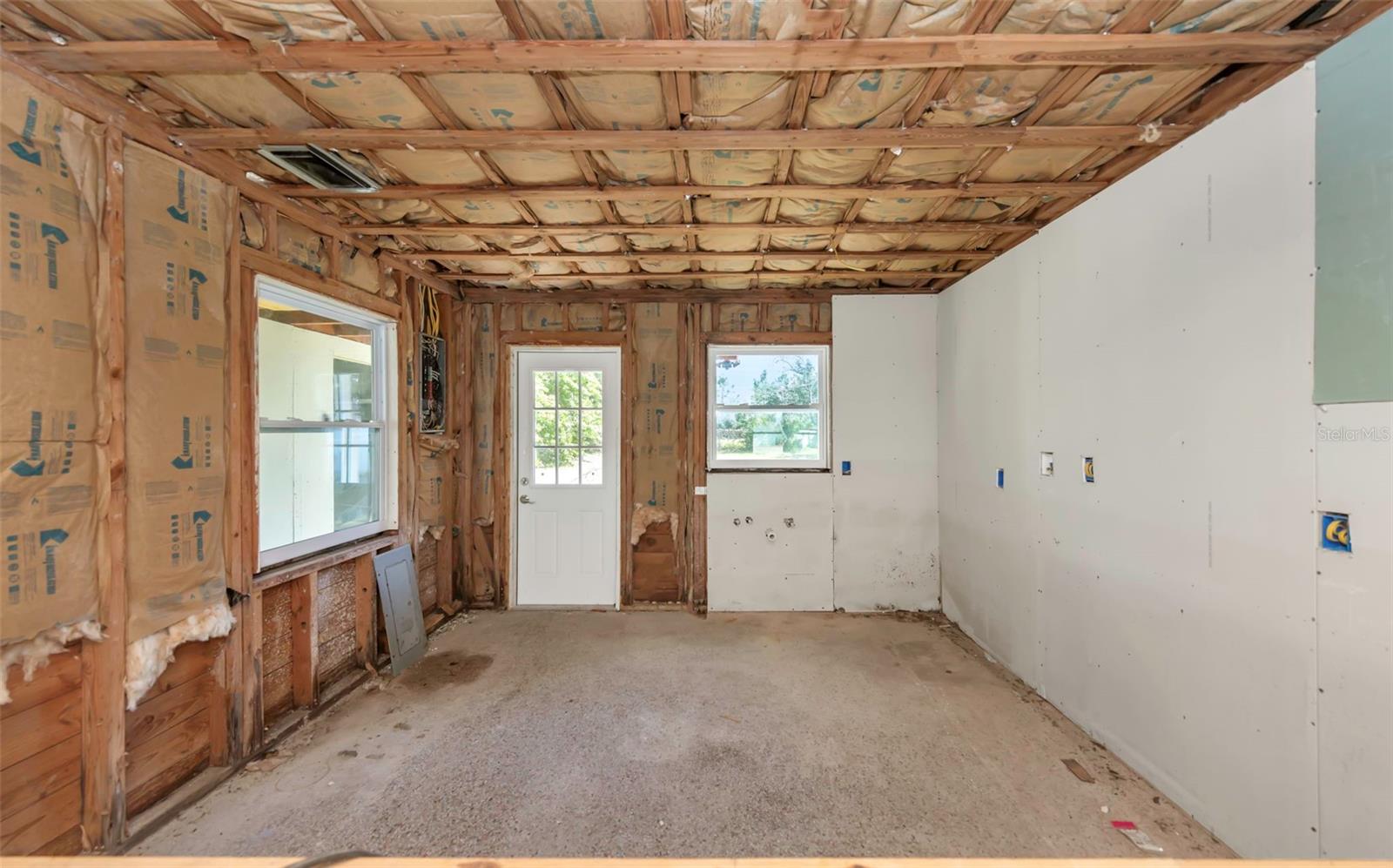 Image 8 of 45 For 1820 Sutherland Drive W