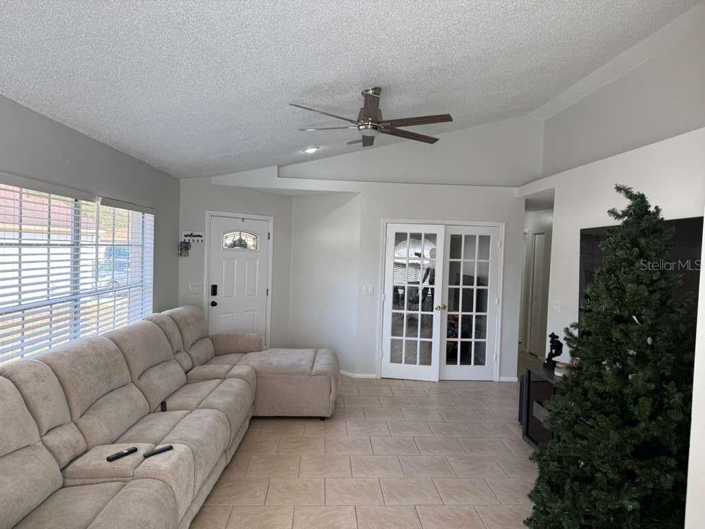 Listing photo id 8 for 1421 Mohrlake Drive