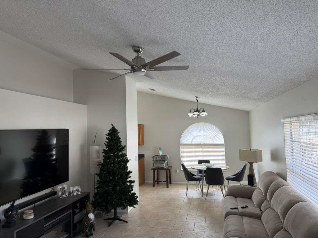 Listing photo id 9 for 1421 Mohrlake Drive