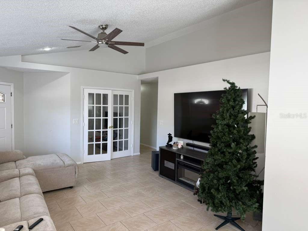 Listing photo id 11 for 1421 Mohrlake Drive