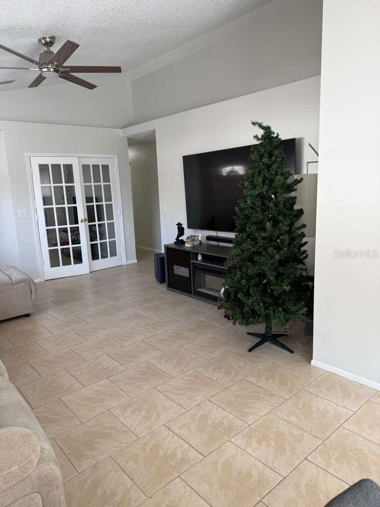 Listing photo id 12 for 1421 Mohrlake Drive