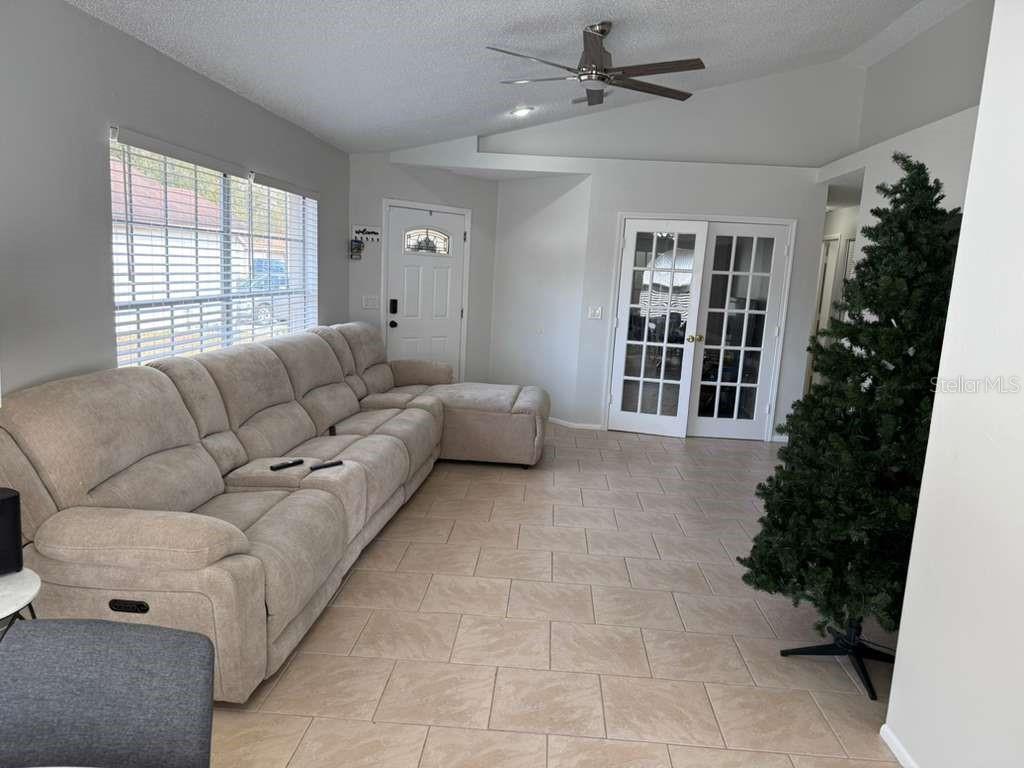 Listing photo id 13 for 1421 Mohrlake Drive