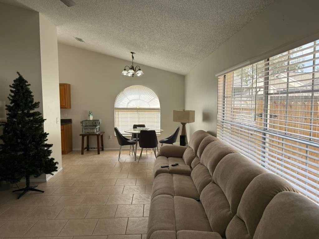 Listing photo id 14 for 1421 Mohrlake Drive