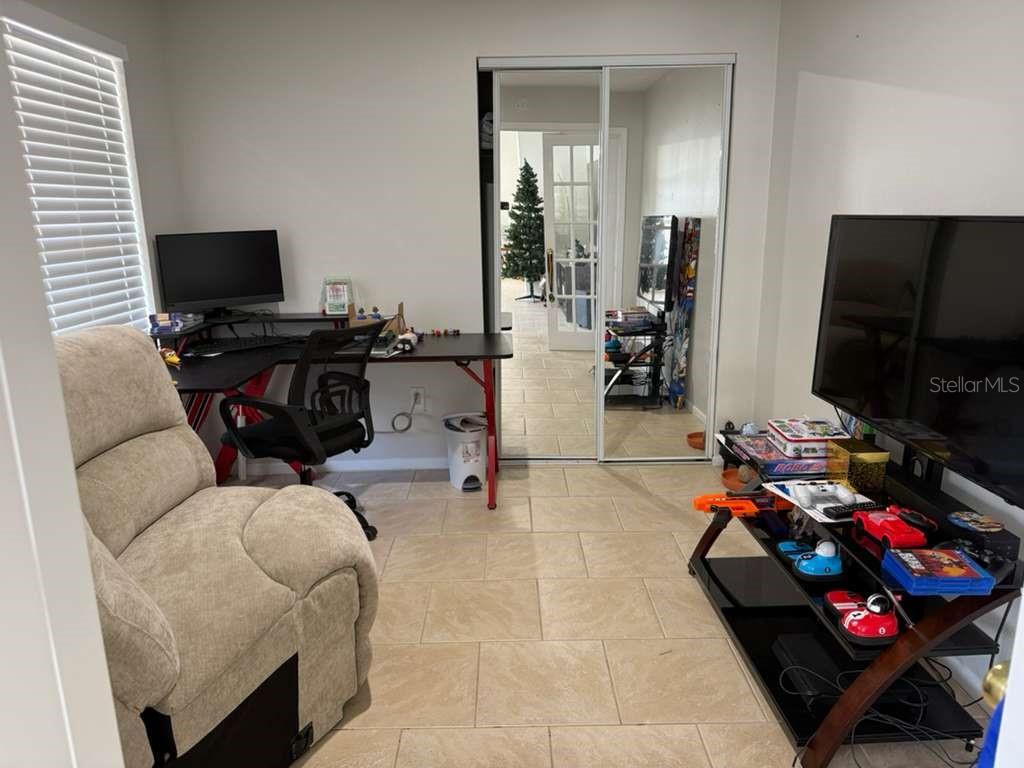 Listing photo id 17 for 1421 Mohrlake Drive