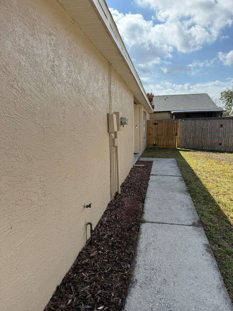 Listing photo id 5 for 1421 Mohrlake Drive