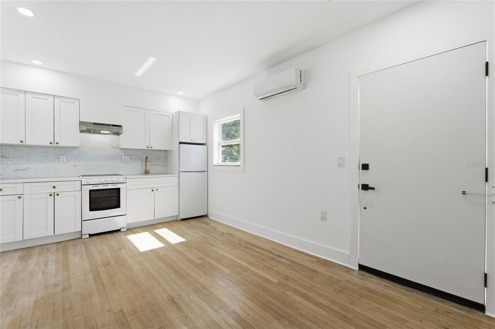 Listing photo id 12 for 326 6th Avenue N