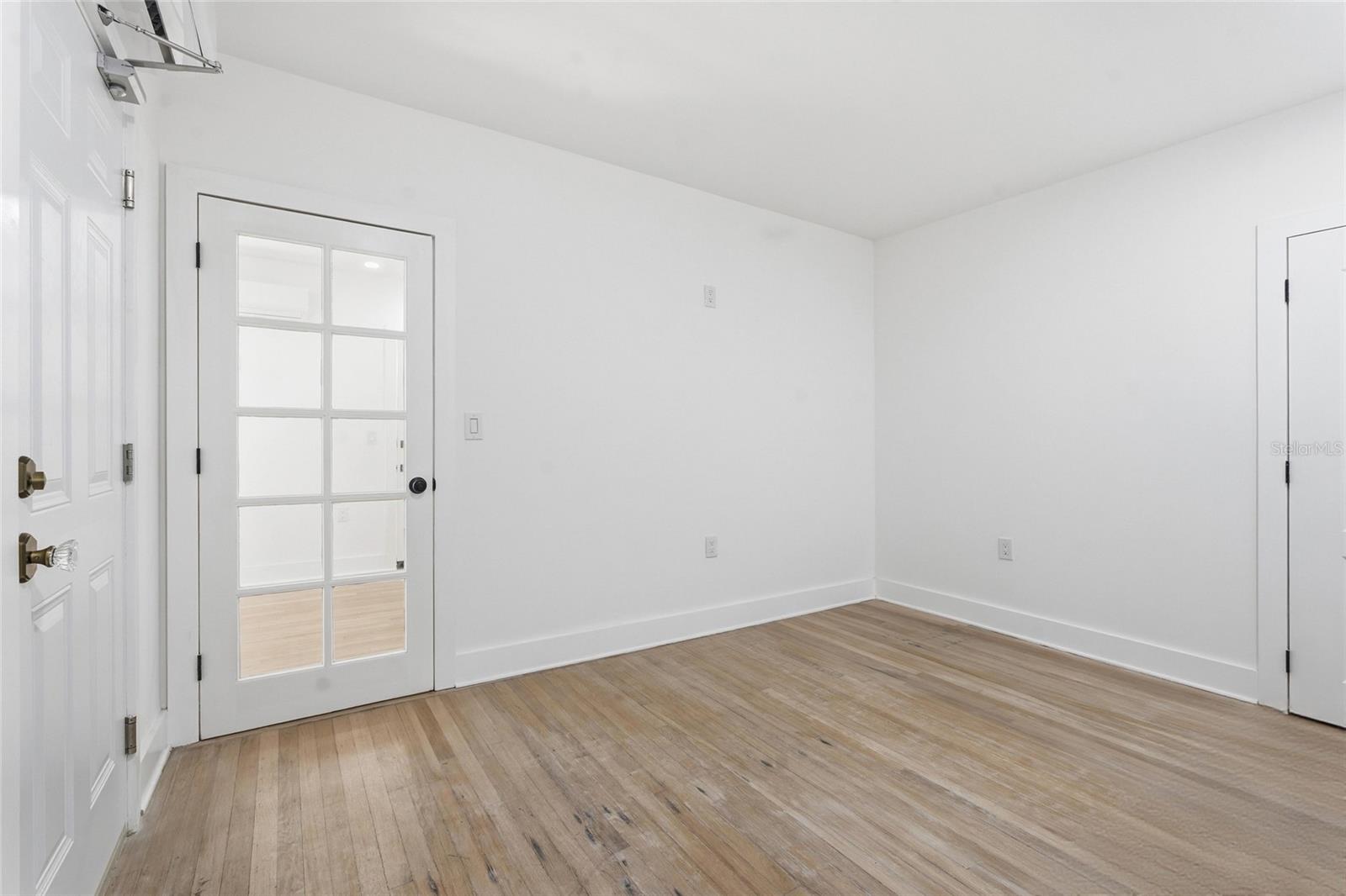 Listing photo id 13 for 326 6th Avenue N