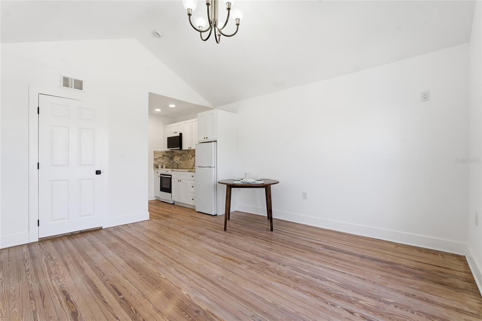 Listing photo id 18 for 326 6th Avenue N