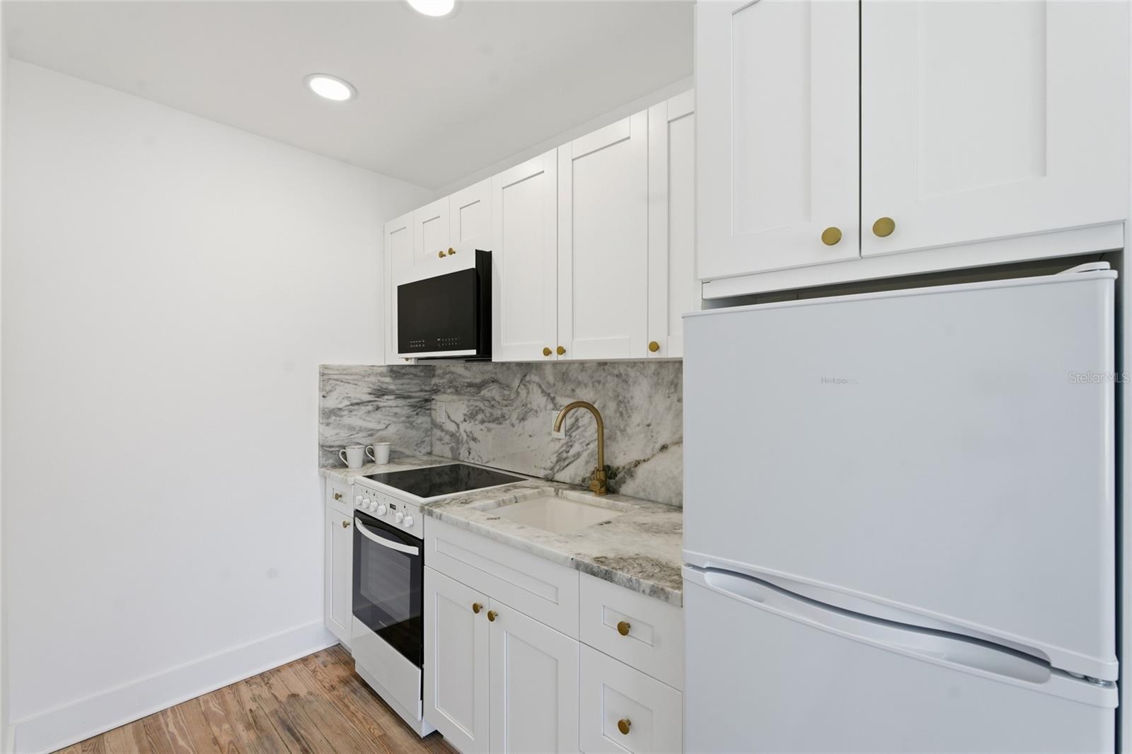 Listing photo id 19 for 326 6th Avenue N