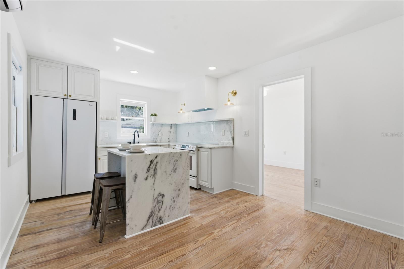 Listing photo id 21 for 326 6th Avenue N