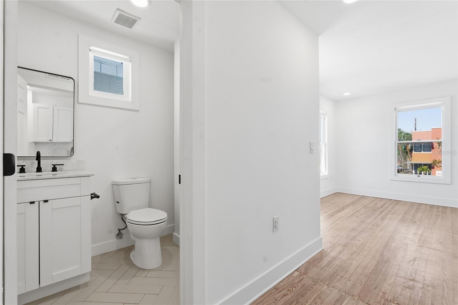 Listing photo id 25 for 326 6th Avenue N