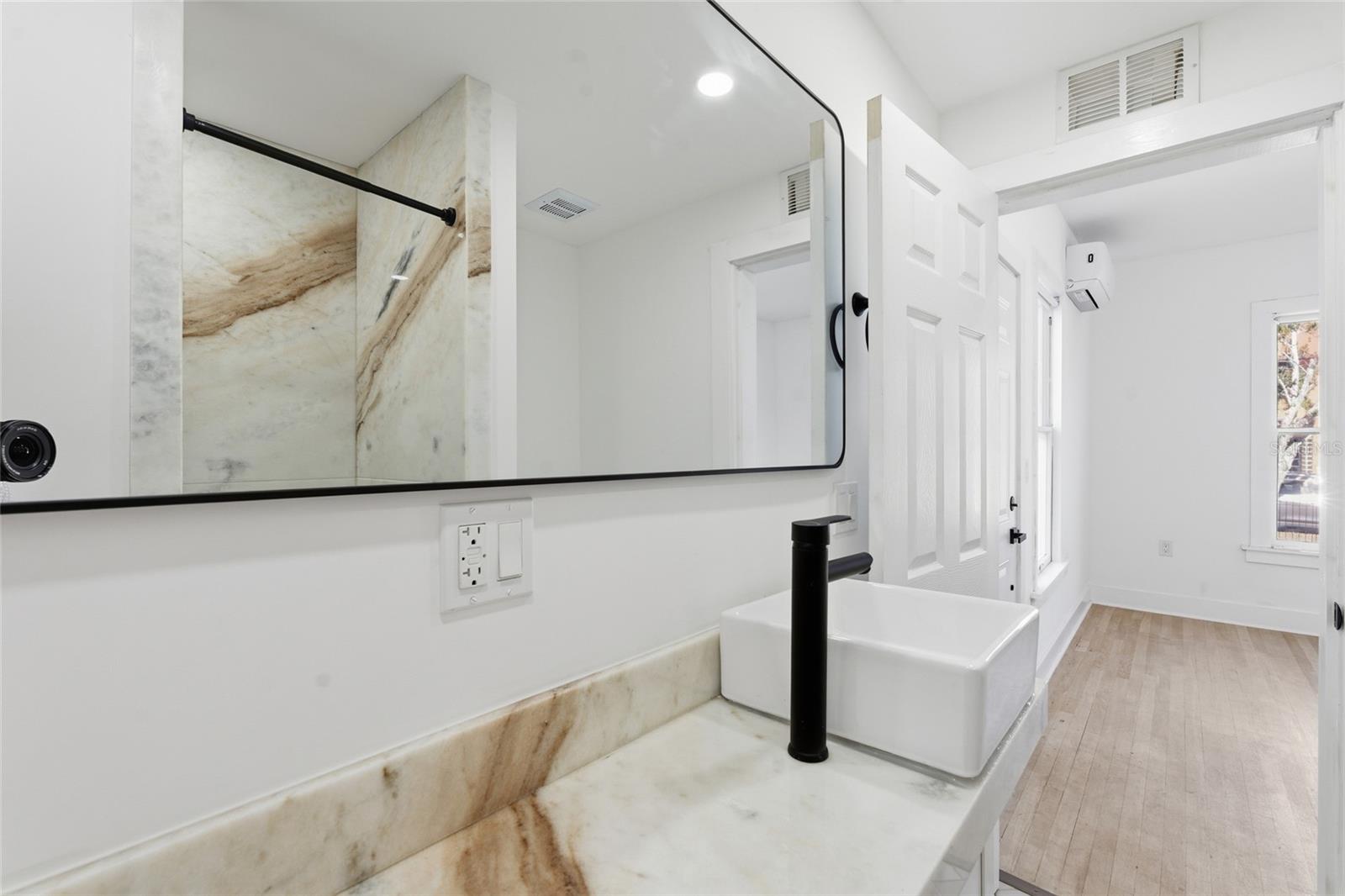 Listing photo id 5 for 326 6th Avenue N