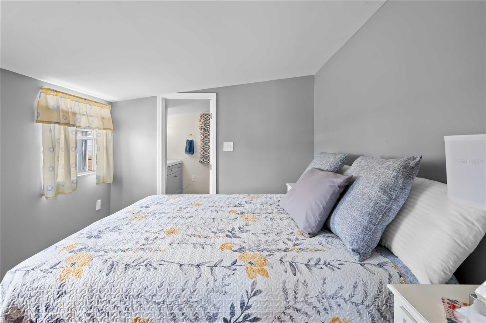 Image 12 of 60 For 37240 Beverly Avenue