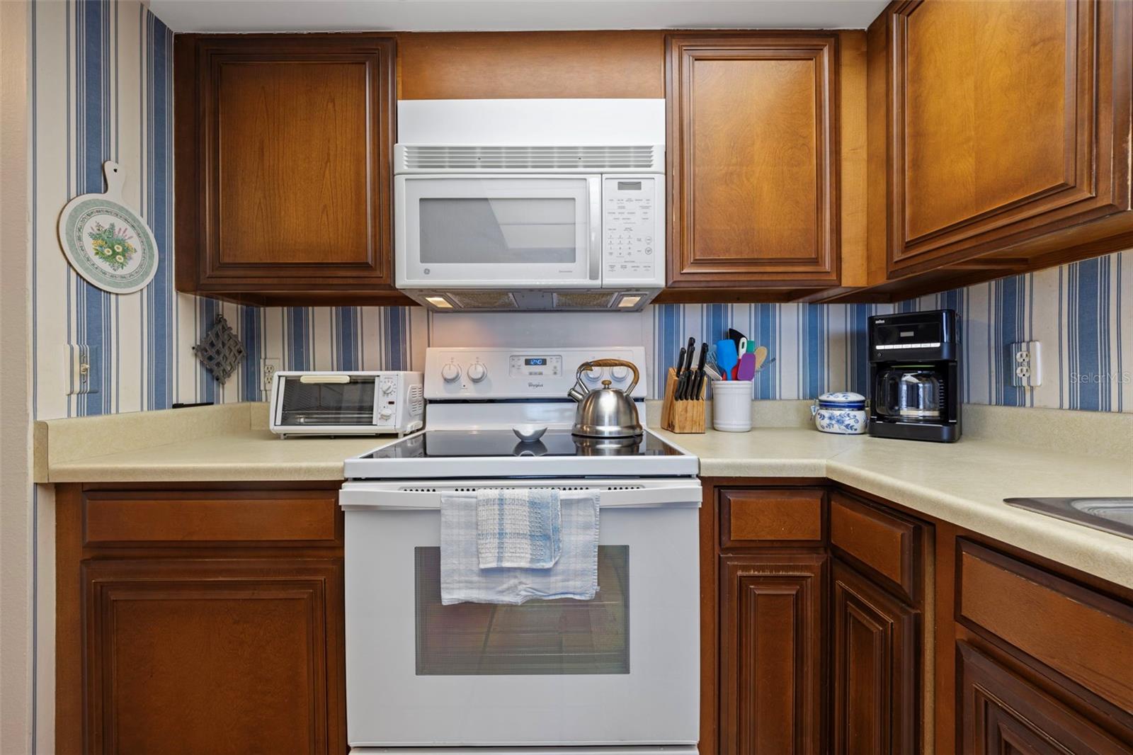 Listing photo id 9 for 9425 Blind Pass Road 1006