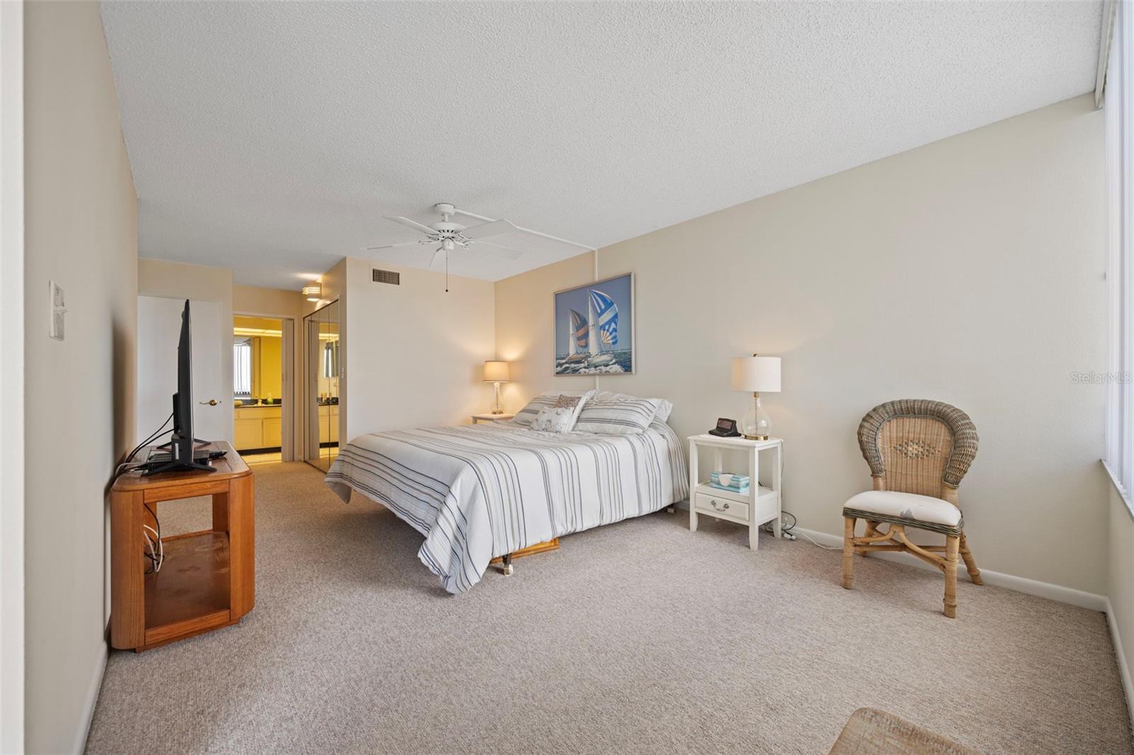 Listing photo id 18 for 9425 Blind Pass Road 1006