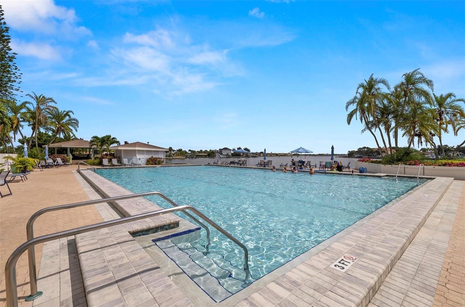 Listing photo id 33 for 9425 Blind Pass Road 1006