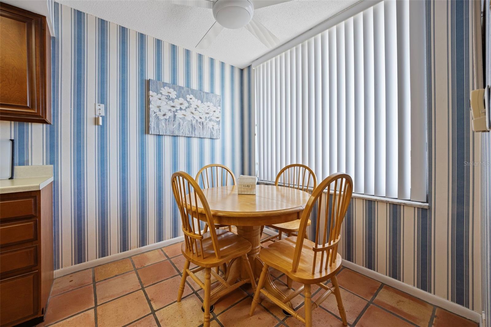 Listing photo id 4 for 9425 Blind Pass Road 1006