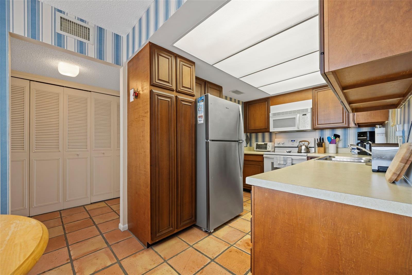 Listing photo id 6 for 9425 Blind Pass Road 1006