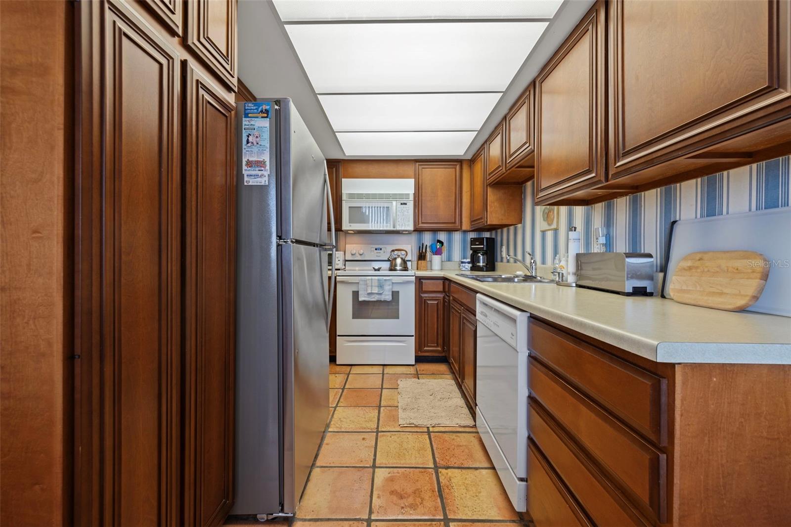 Listing photo id 7 for 9425 Blind Pass Road 1006