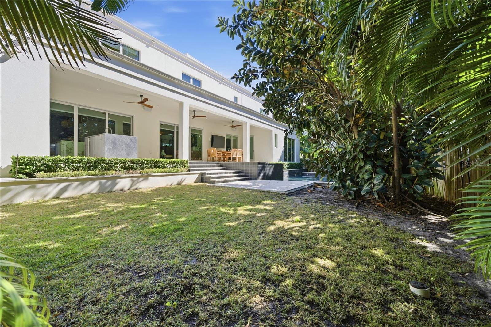 Image 10 of 72 For 814 Davis Boulevard