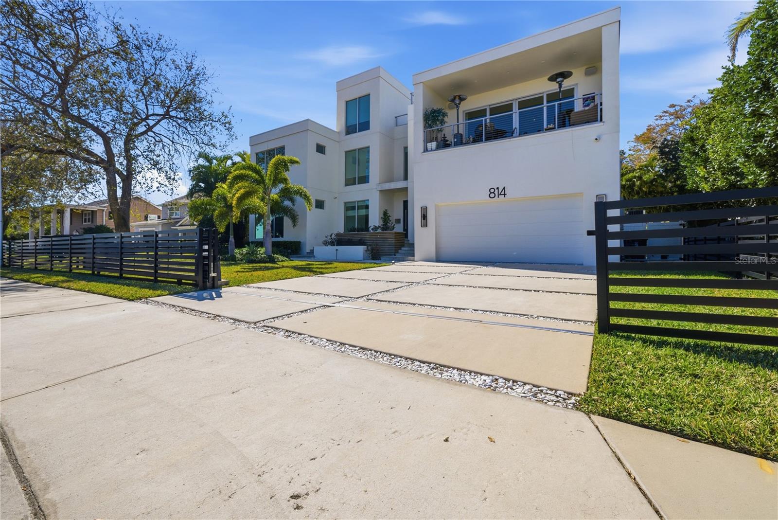 Image 11 of 72 For 814 Davis Boulevard