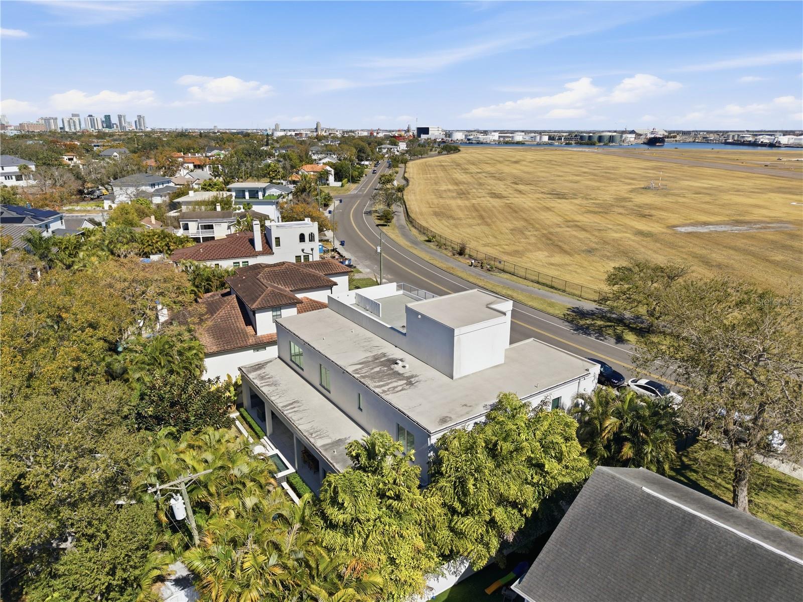 Image 14 of 72 For 814 Davis Boulevard