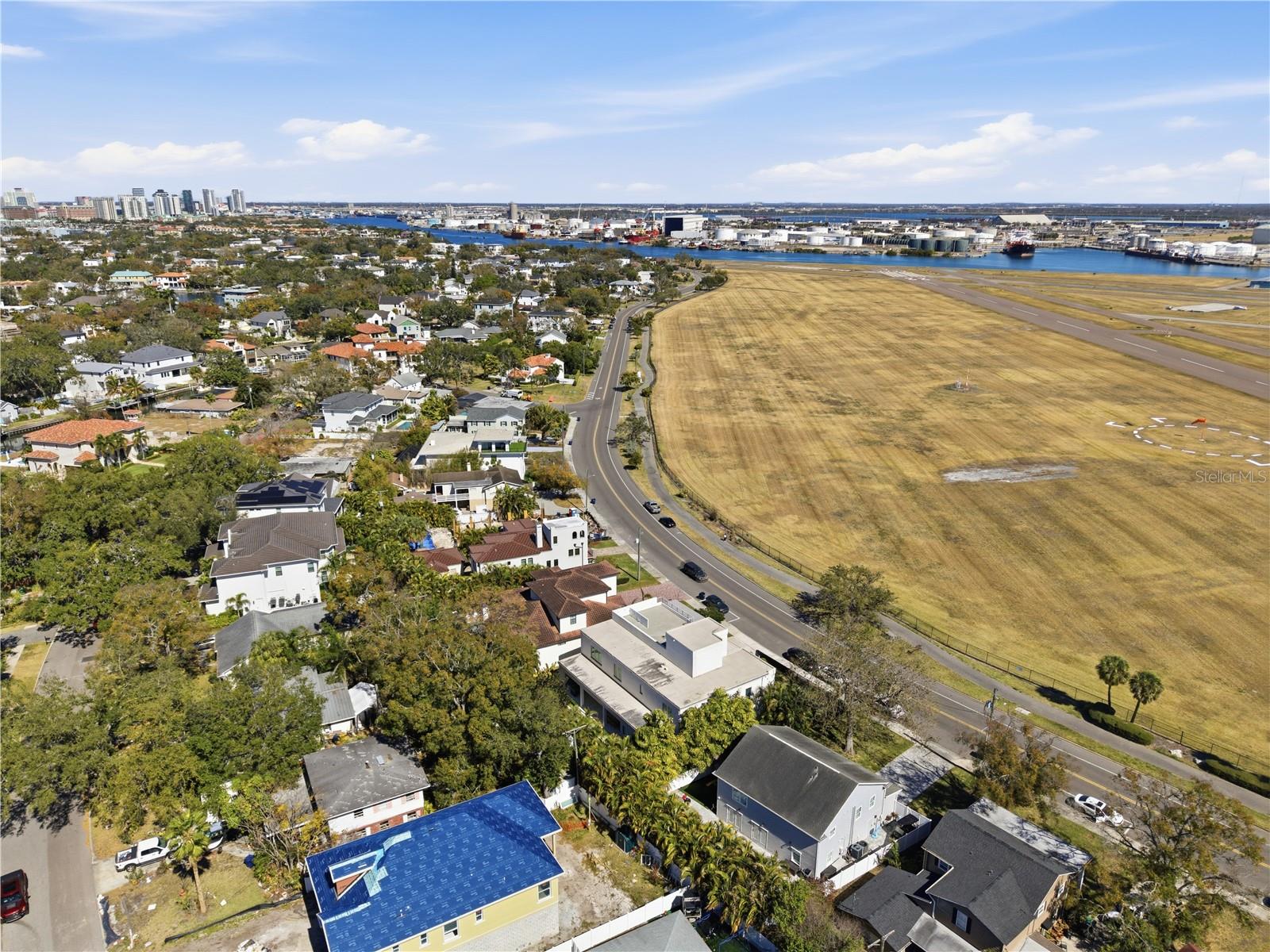 Image 15 of 72 For 814 Davis Boulevard