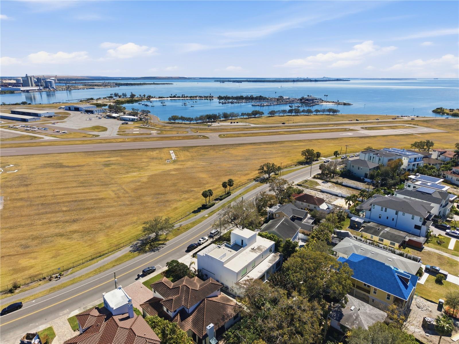 Image 17 of 72 For 814 Davis Boulevard