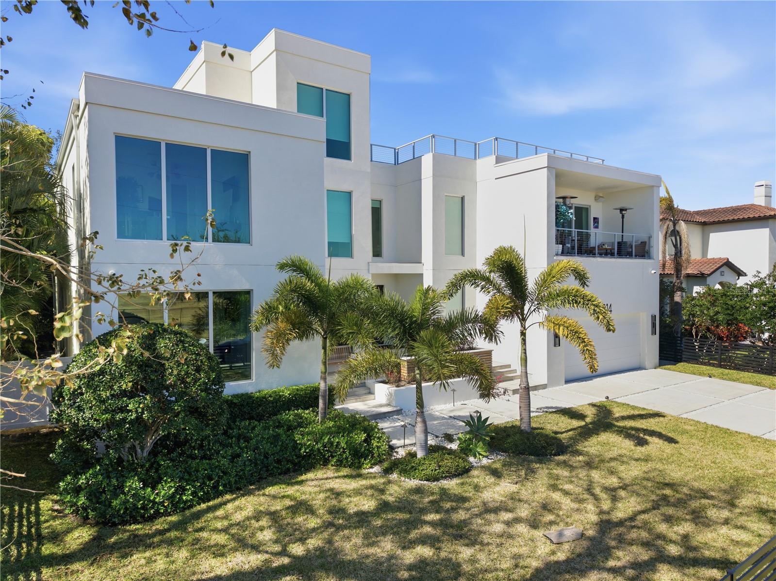 Image 2 of 72 For 814 Davis Boulevard