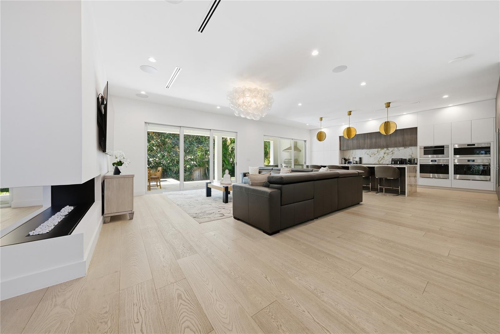 Image 20 of 72 For 814 Davis Boulevard