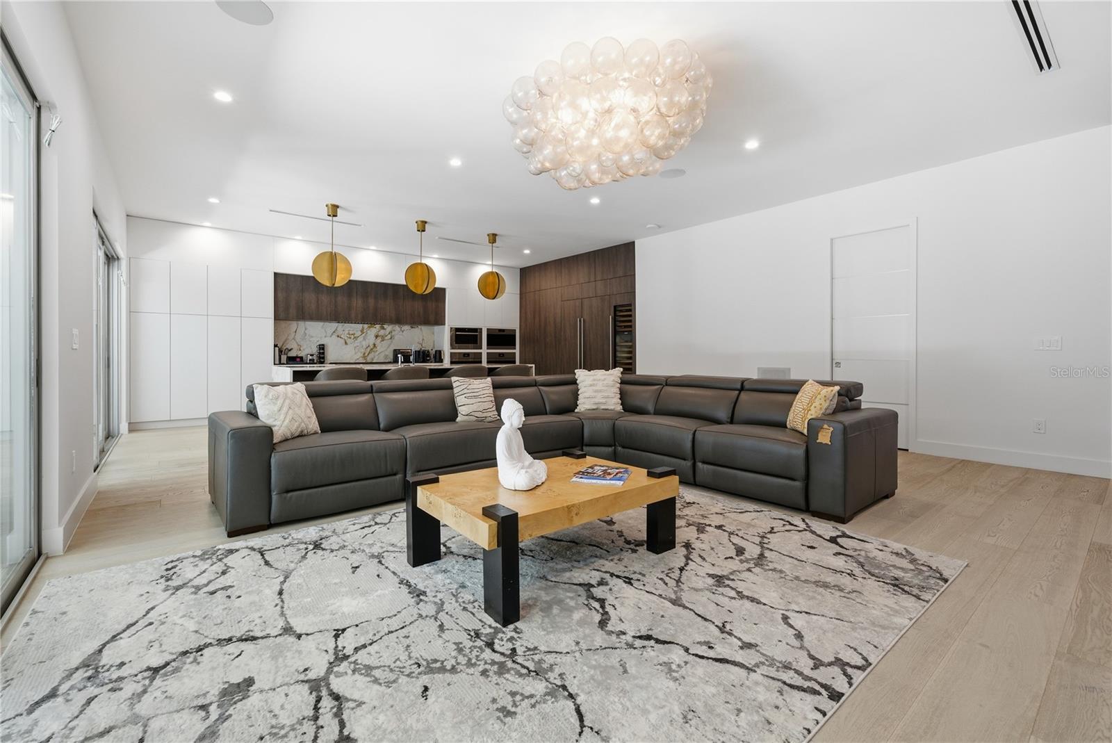 Image 21 of 72 For 814 Davis Boulevard