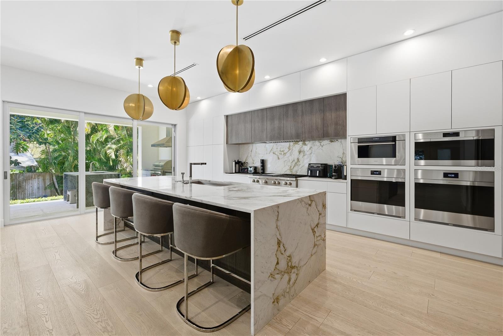 Image 22 of 72 For 814 Davis Boulevard