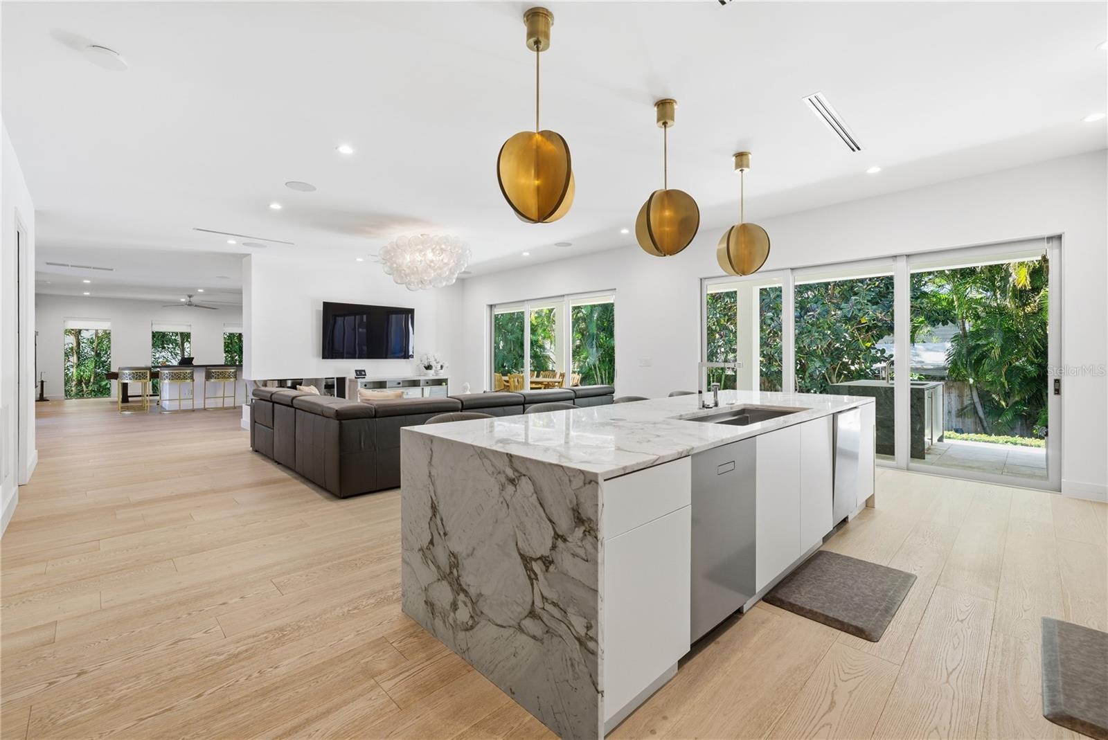 Image 26 of 72 For 814 Davis Boulevard