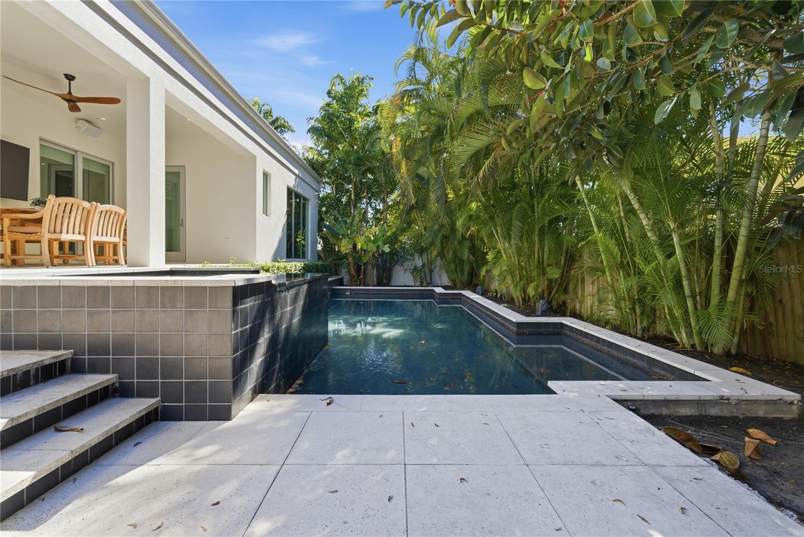 Image 33 of 72 For 814 Davis Boulevard