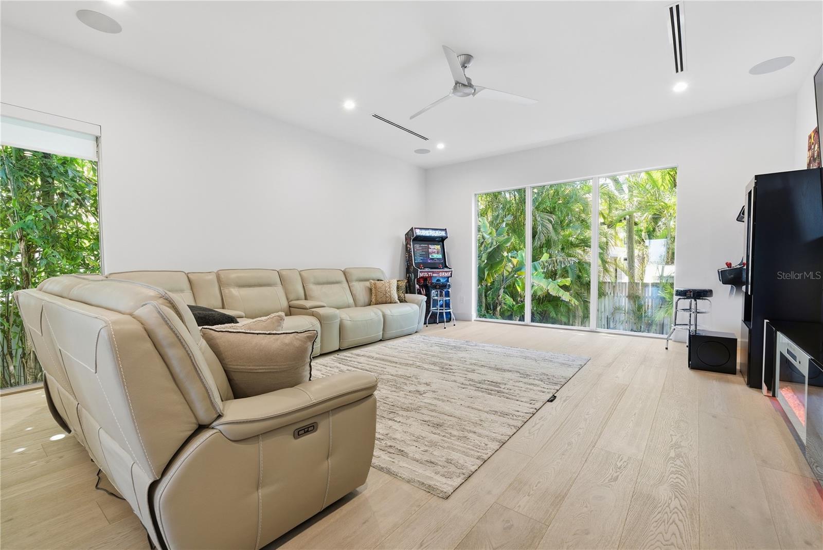 Image 39 of 72 For 814 Davis Boulevard