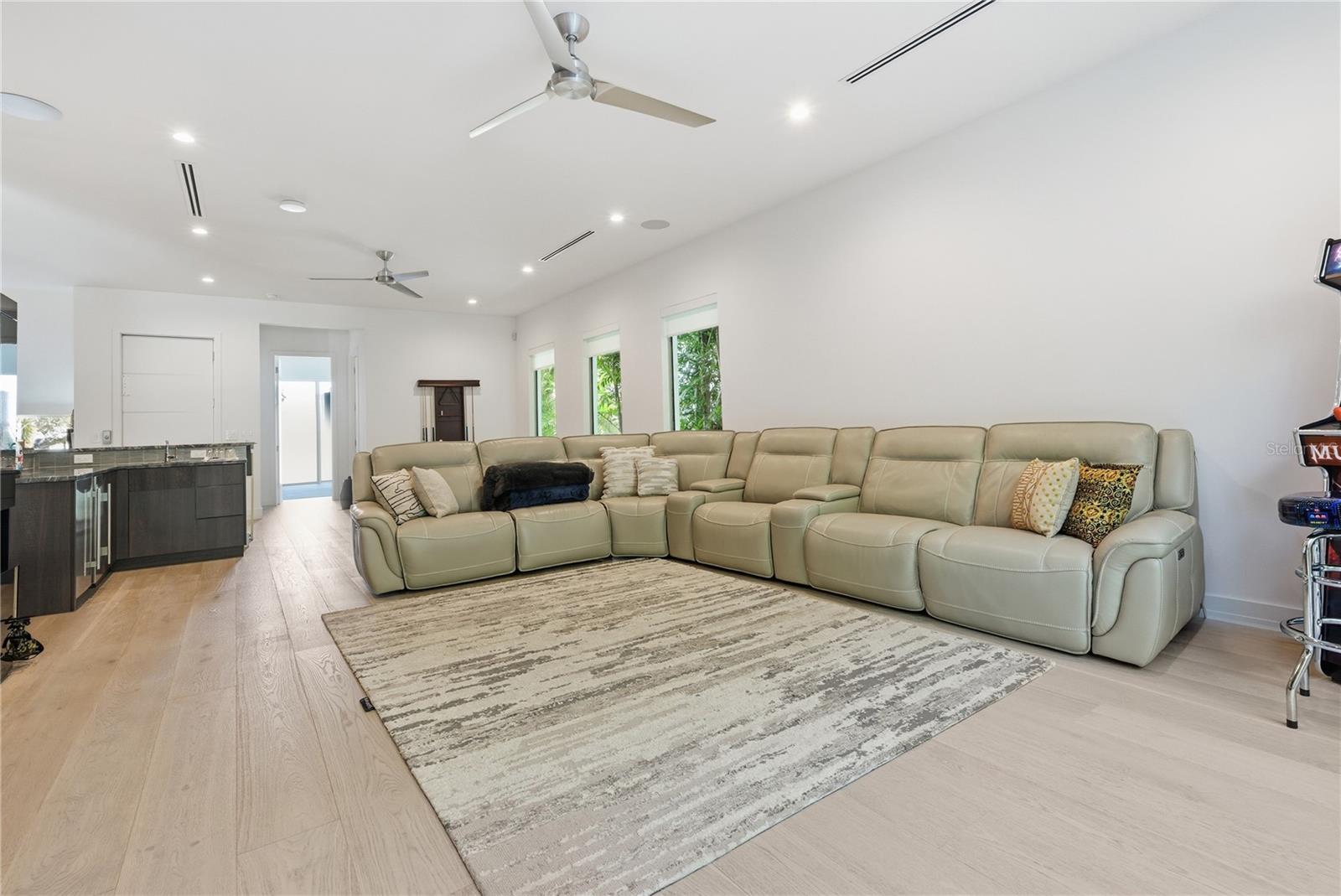 Image 40 of 72 For 814 Davis Boulevard