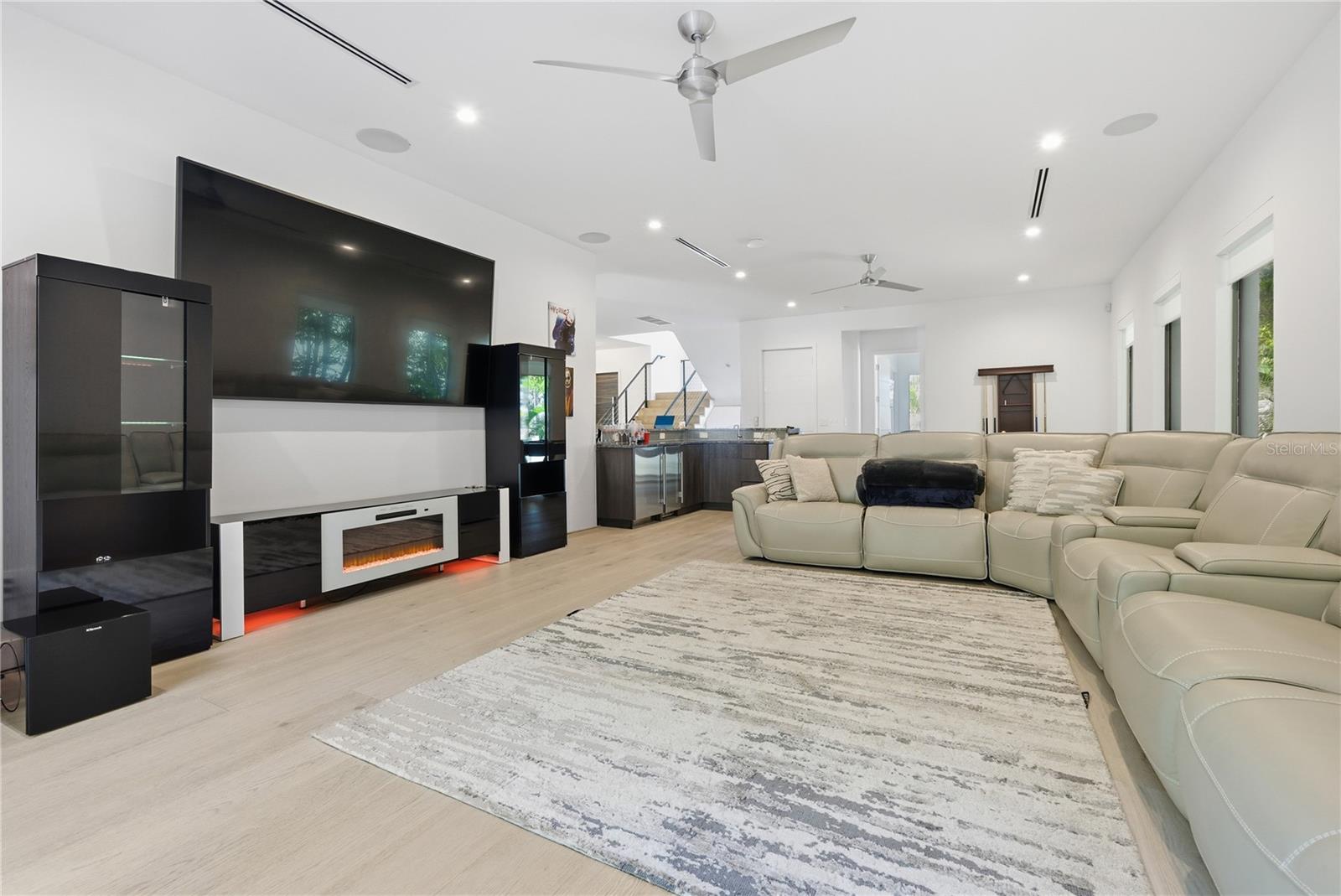 Image 41 of 72 For 814 Davis Boulevard