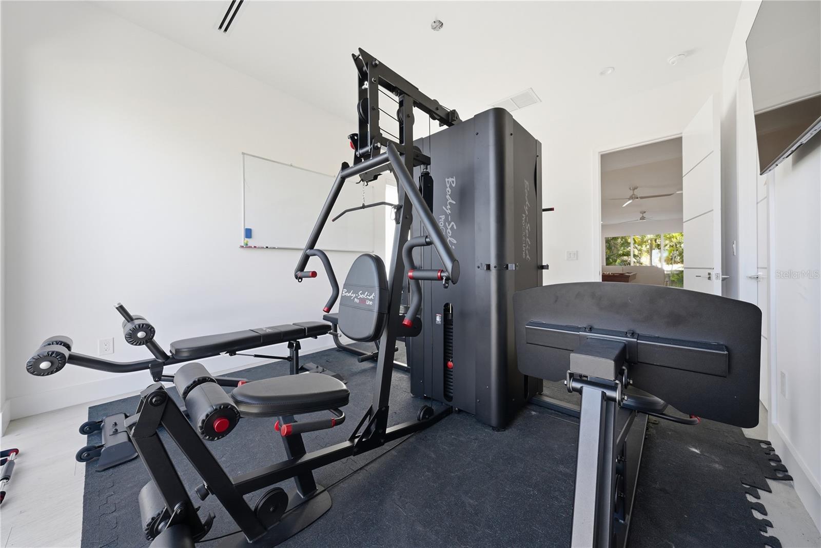 Image 43 of 72 For 814 Davis Boulevard