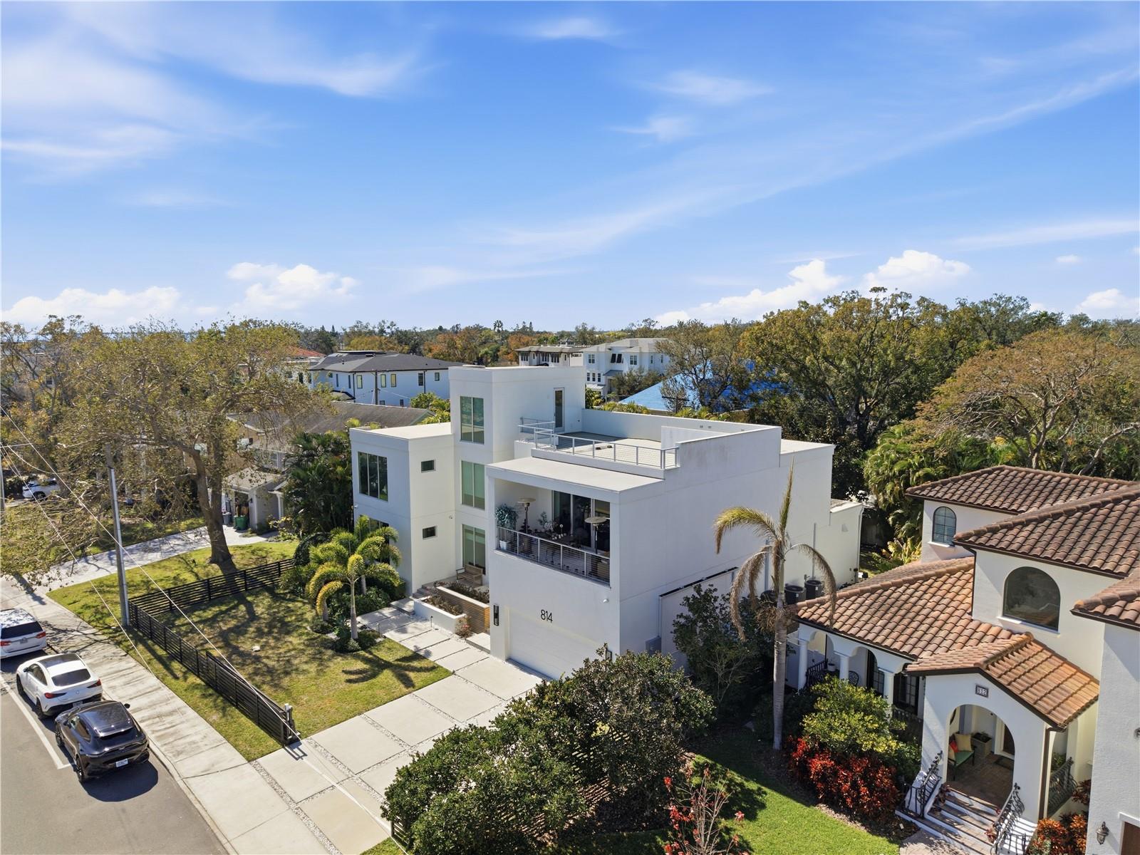 Image 7 of 72 For 814 Davis Boulevard