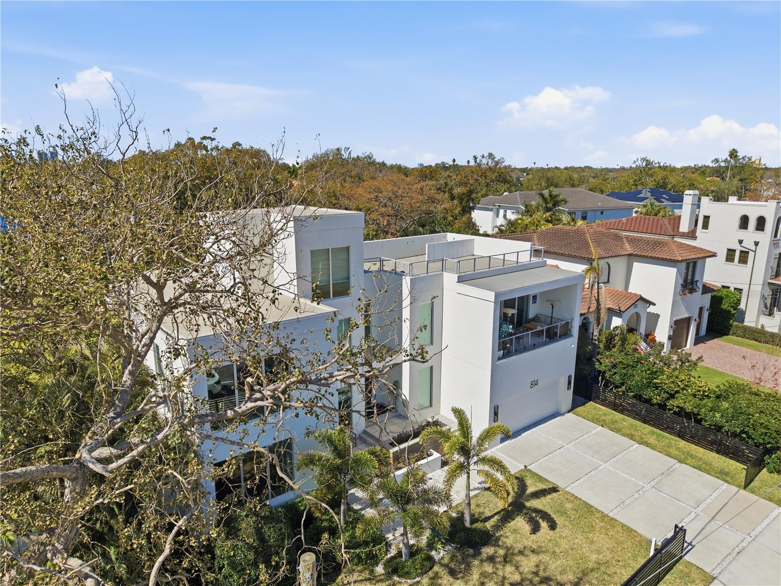 Image 9 of 72 For 814 Davis Boulevard