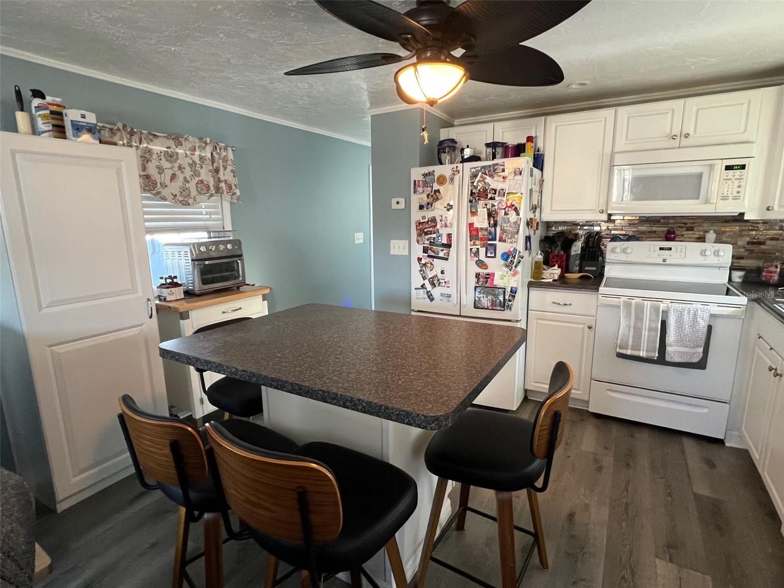 Listing photo id 8 for 8300 Seminole Boulevard 218