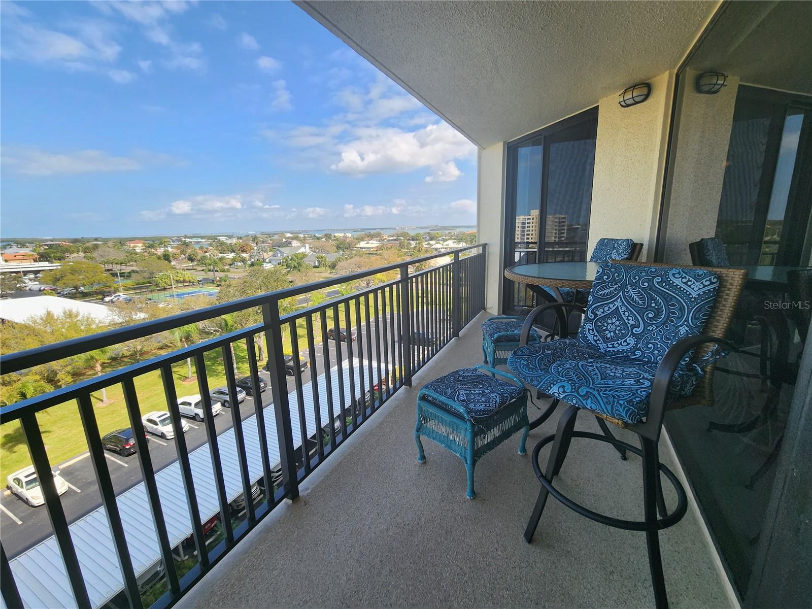 Image 15 of 35 For 690 Island Way 708